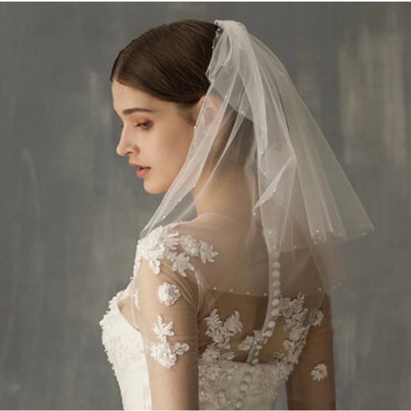 2-tier ivory shoulder veil - Picture 4 of 8